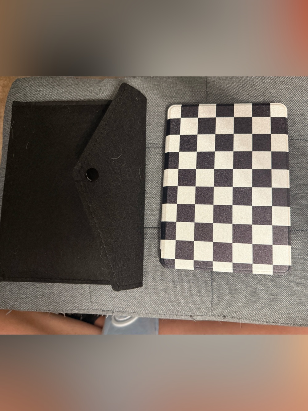 Kindle paperwhite signature 11th generation 6.8 inch checkered case! Like new!